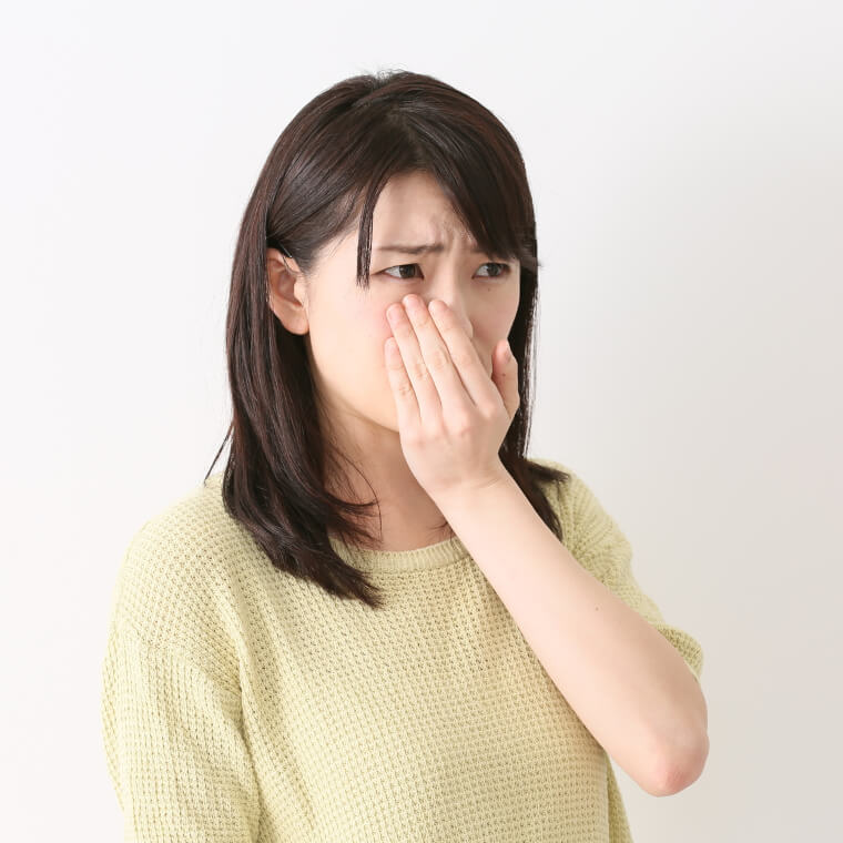 口元をおさえる女性