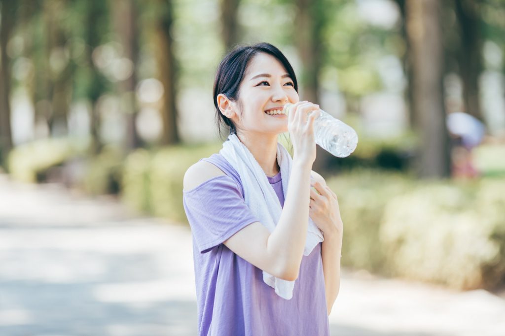 水を飲む