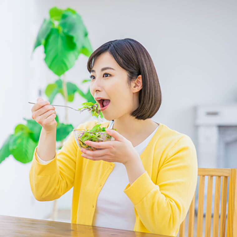 サラダを食べる女性