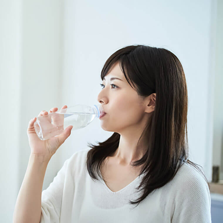 水飲む女性