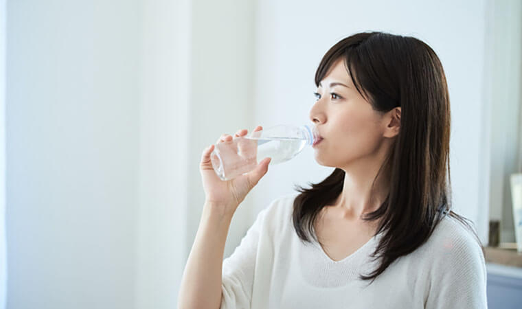 水飲む女性_top