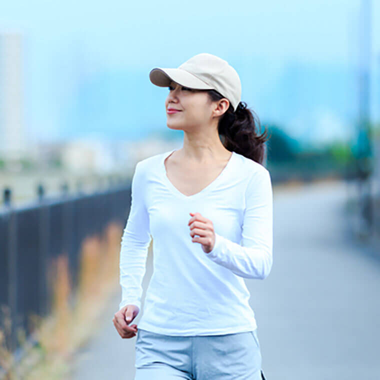 運動している女性