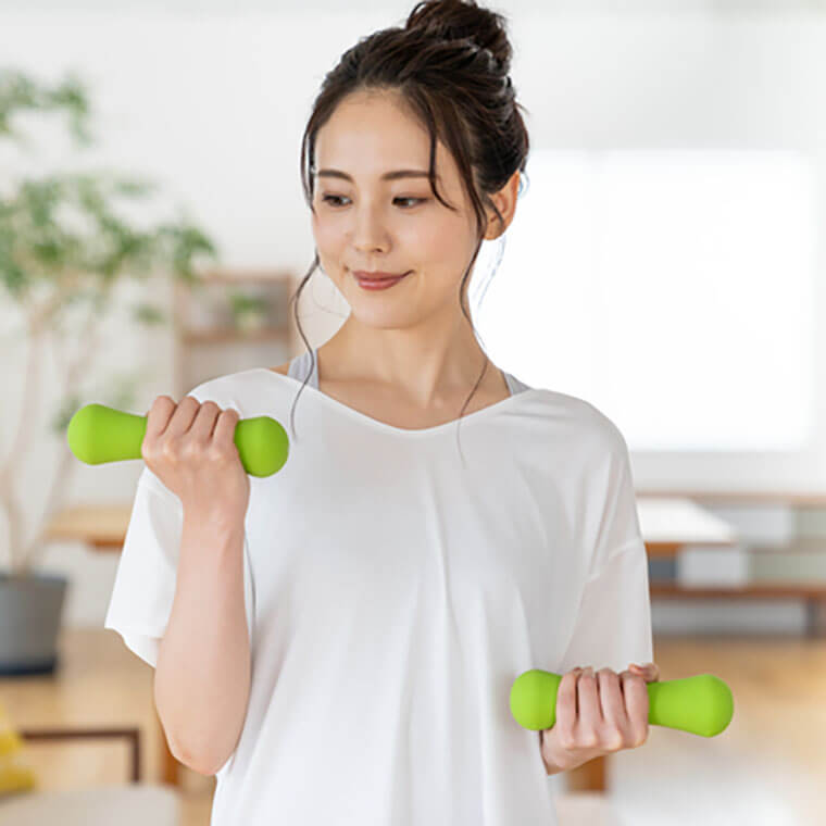 筋トレをする女性