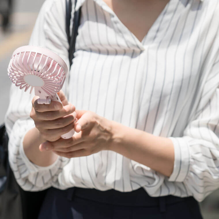 ハンディファンを持つ女性