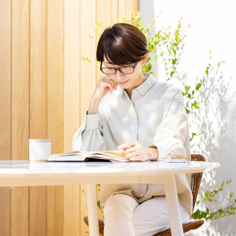 カフェで過ごす女性