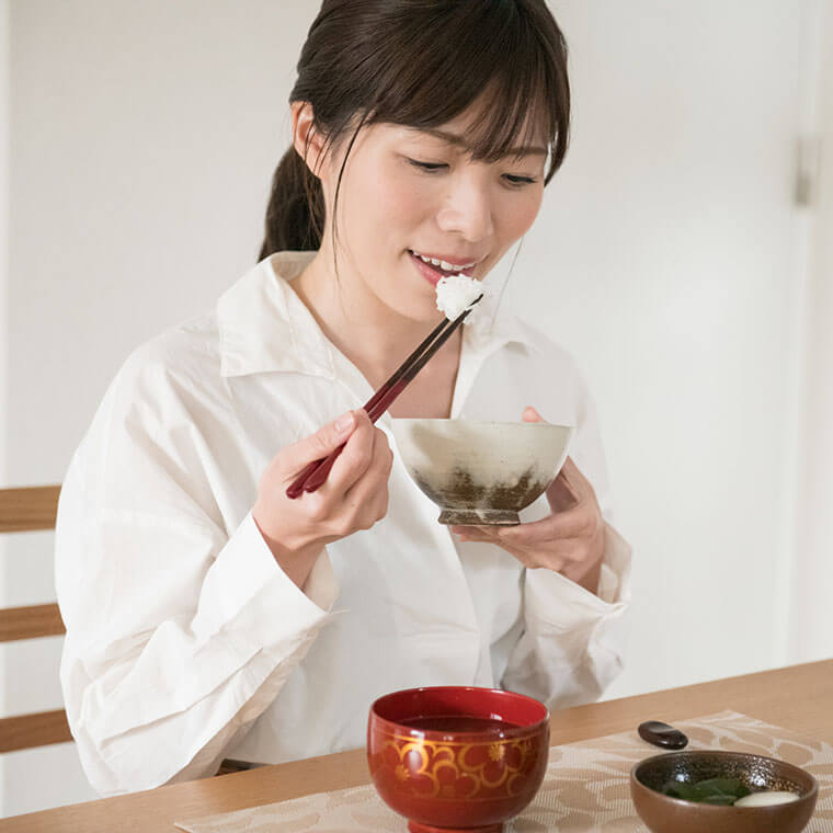 白米を食べている女性