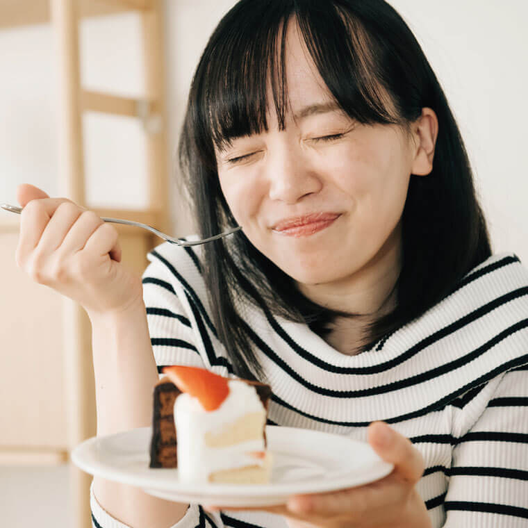 ケーキを食べる女性