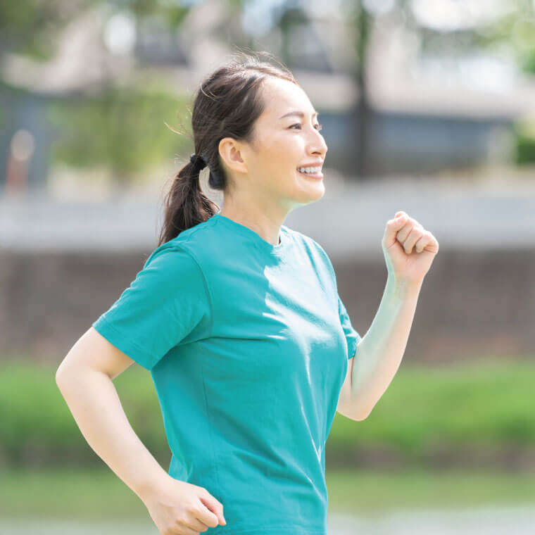 運動をする女性