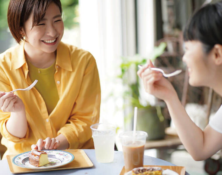 ケーキを食べる女性