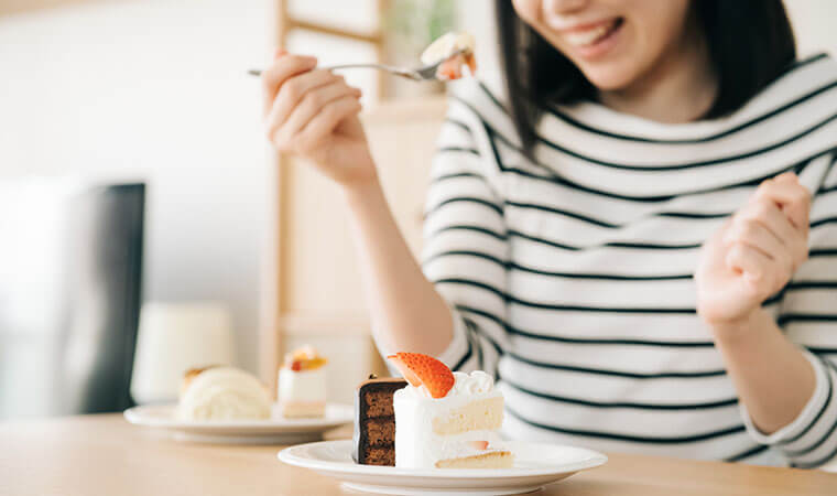 ケーキを食べる女性