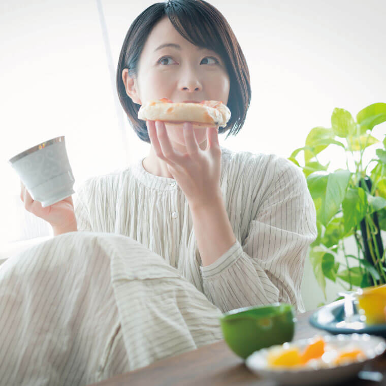 食事をする女性