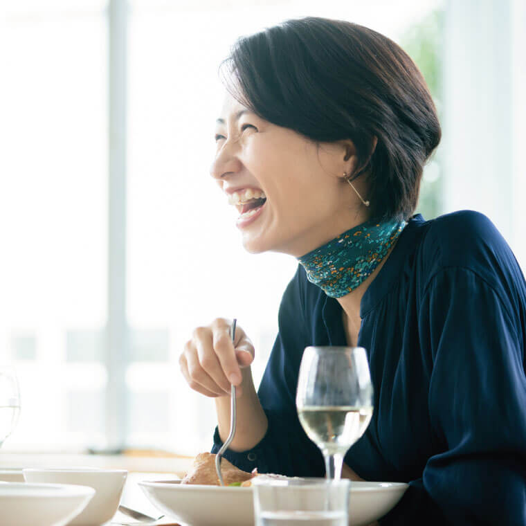 食事をする女性