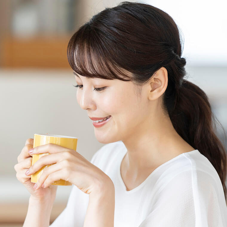 コーヒーを飲む女性