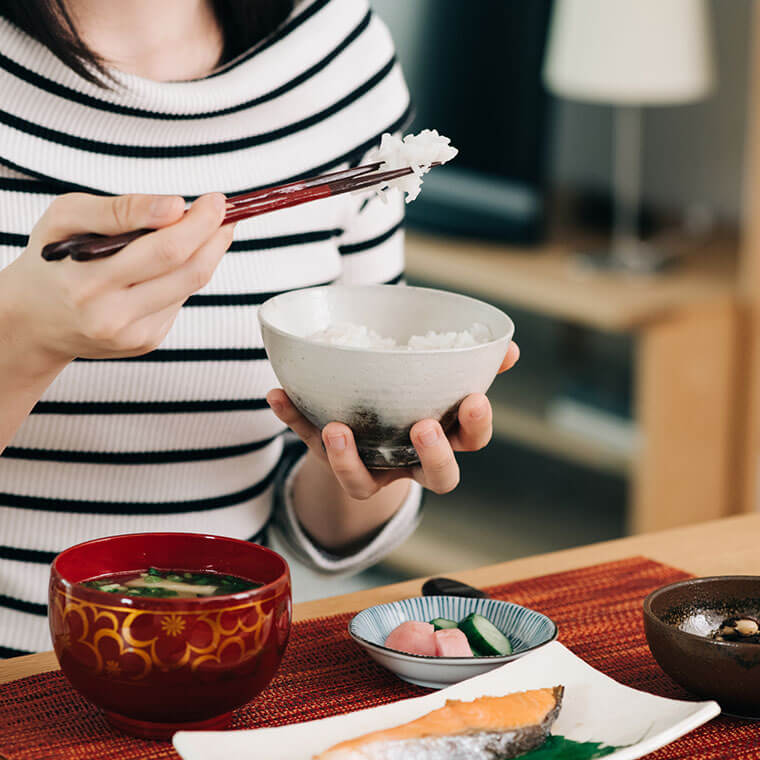 和食　定食　食べる　女性