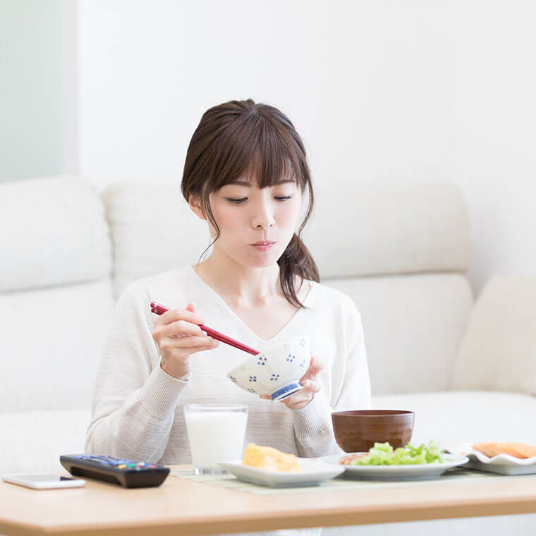 ご飯を食べている女性