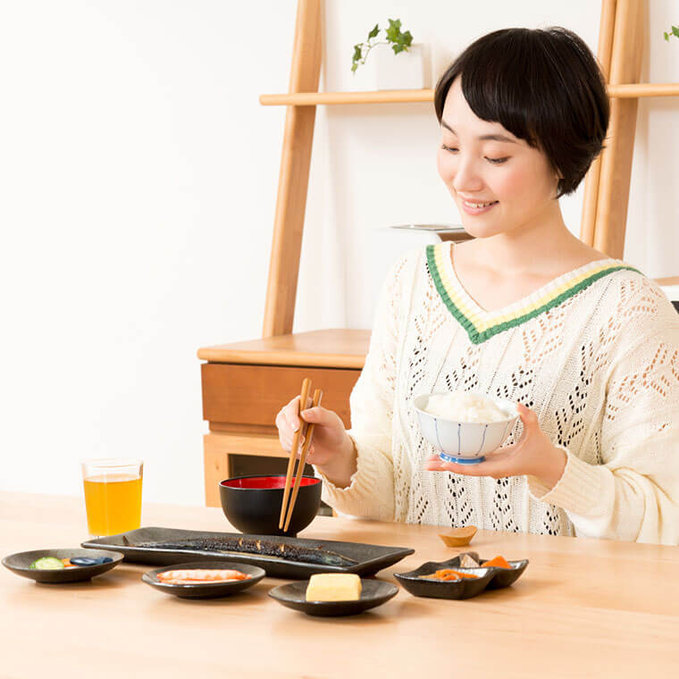 和食を食べる女性