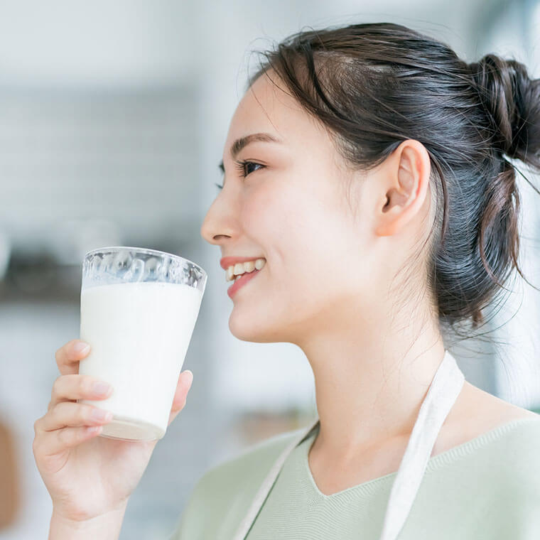 ミルクを飲む女性