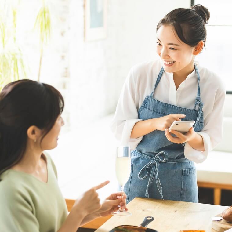 オーダーする女性