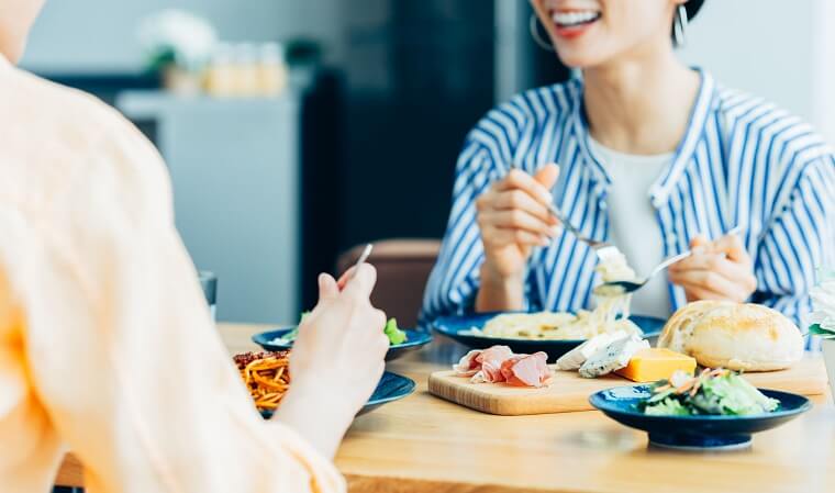 外食を楽しむ女性たち