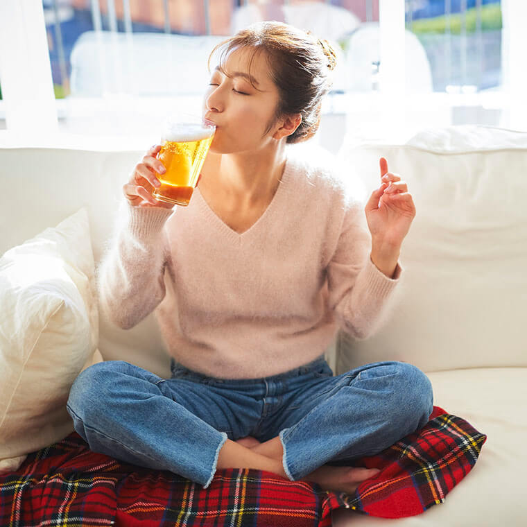 ビールを飲む女性