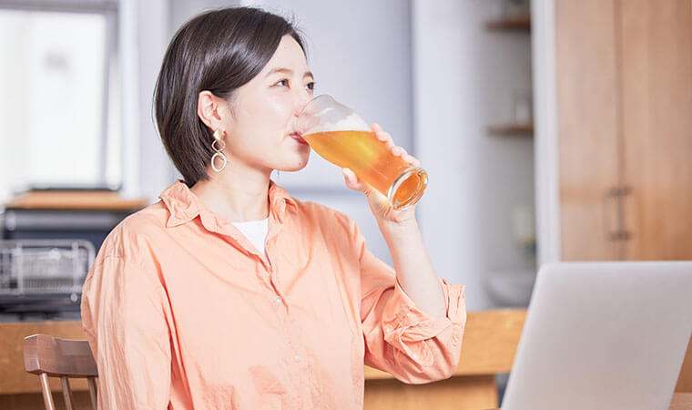 ビールを飲む女性