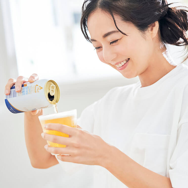 ビールを飲む女性　ビールを注ぐ