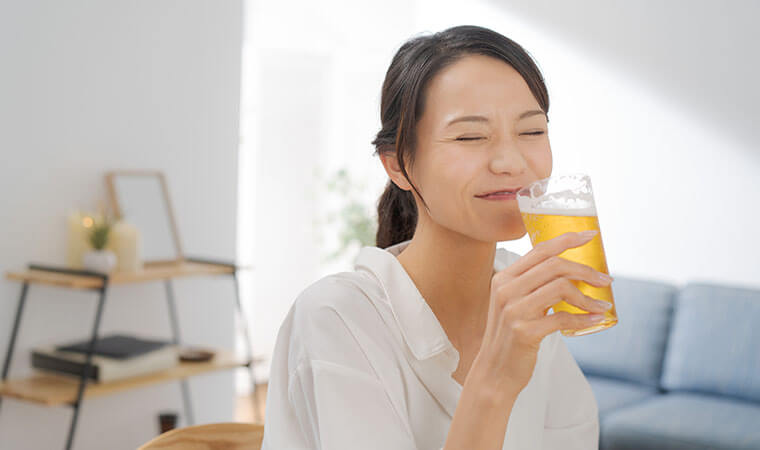 ビールを飲む女性