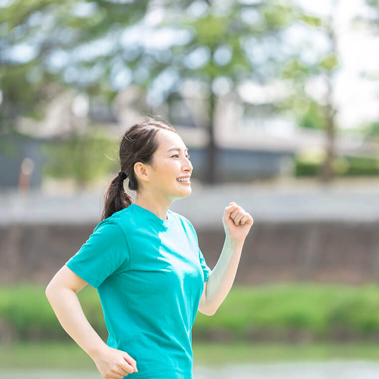 散歩をする女性　屋外