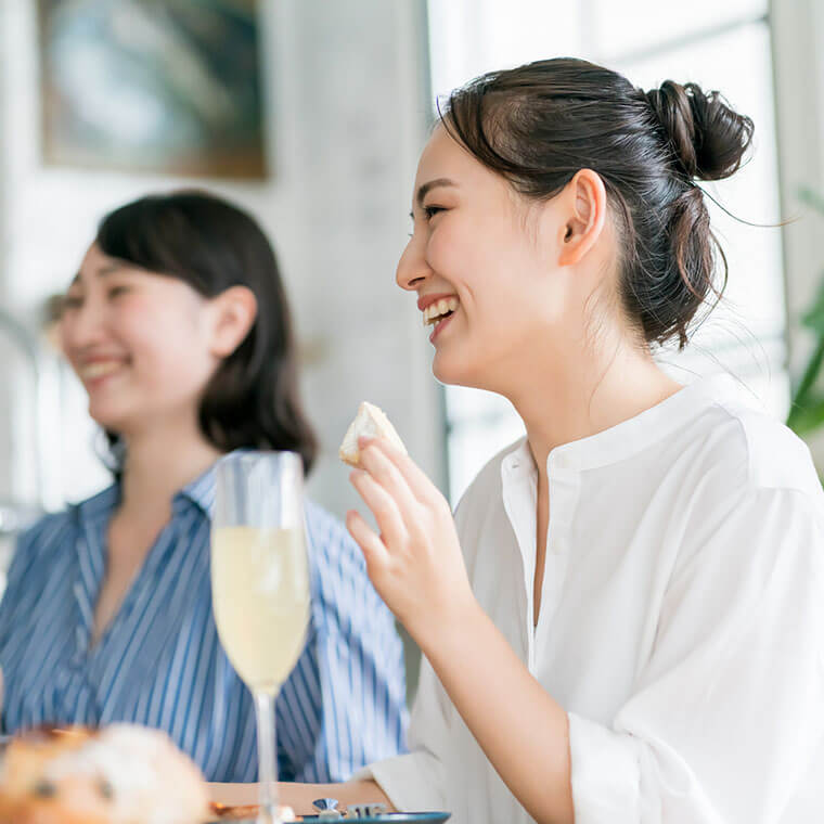 友人と話す女性　食事