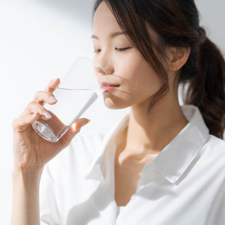 水を飲む女性