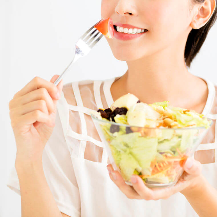 サラダを食べる女性