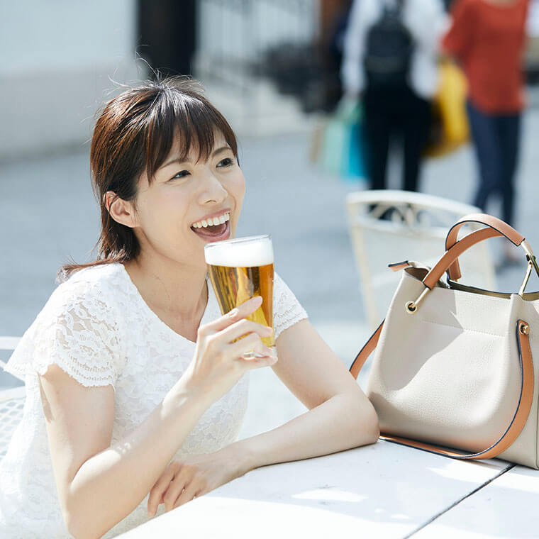 一人でビールを飲む女性