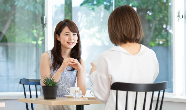 女性が話している姿