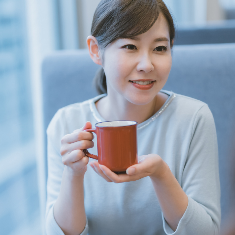 コーヒーを楽しむ女性