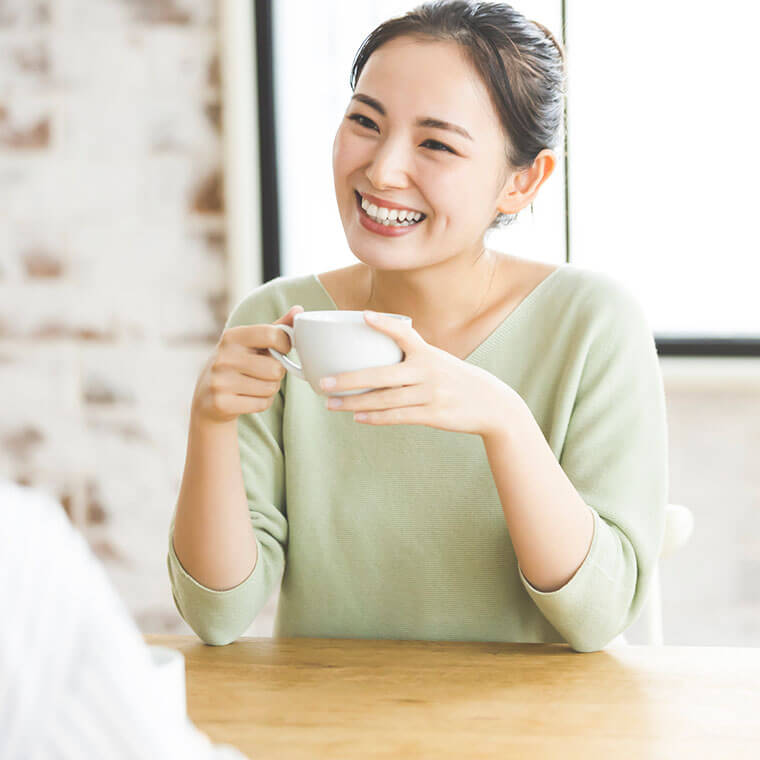 友達と笑顔で話す女性