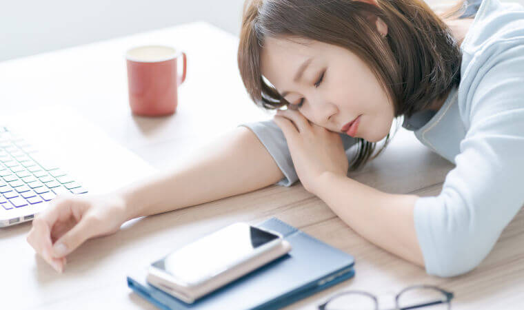 眠そうな女性