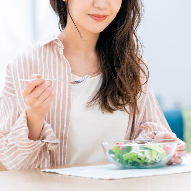 サラダを食べる女性