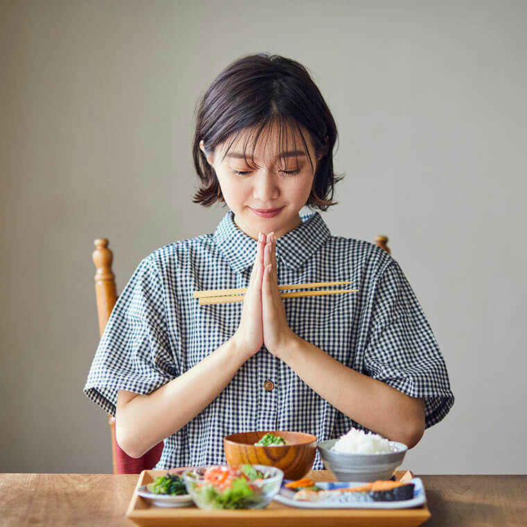 健康的な食事をする女性