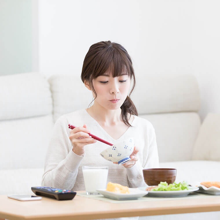 よく噛んで食事をする女性