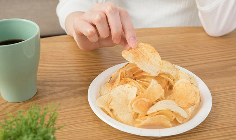 ポテトチップスを食べる