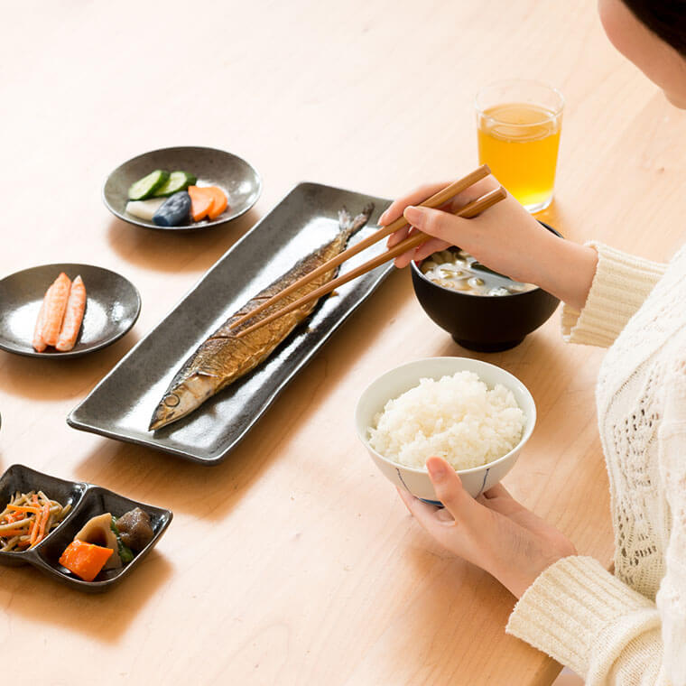和食を食べる女性