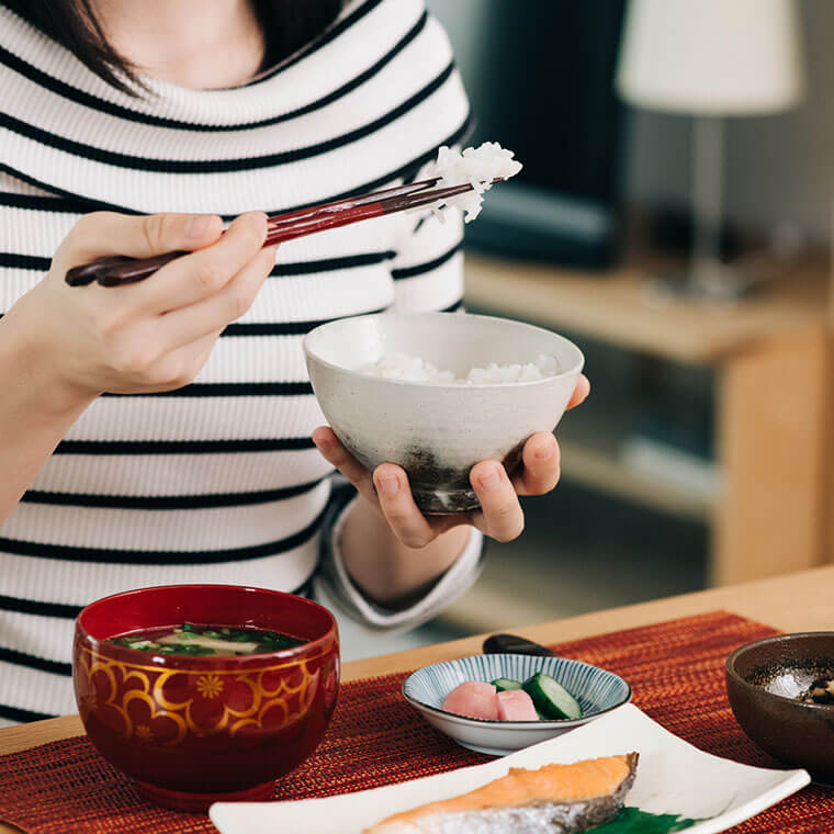 和食を食べる女性