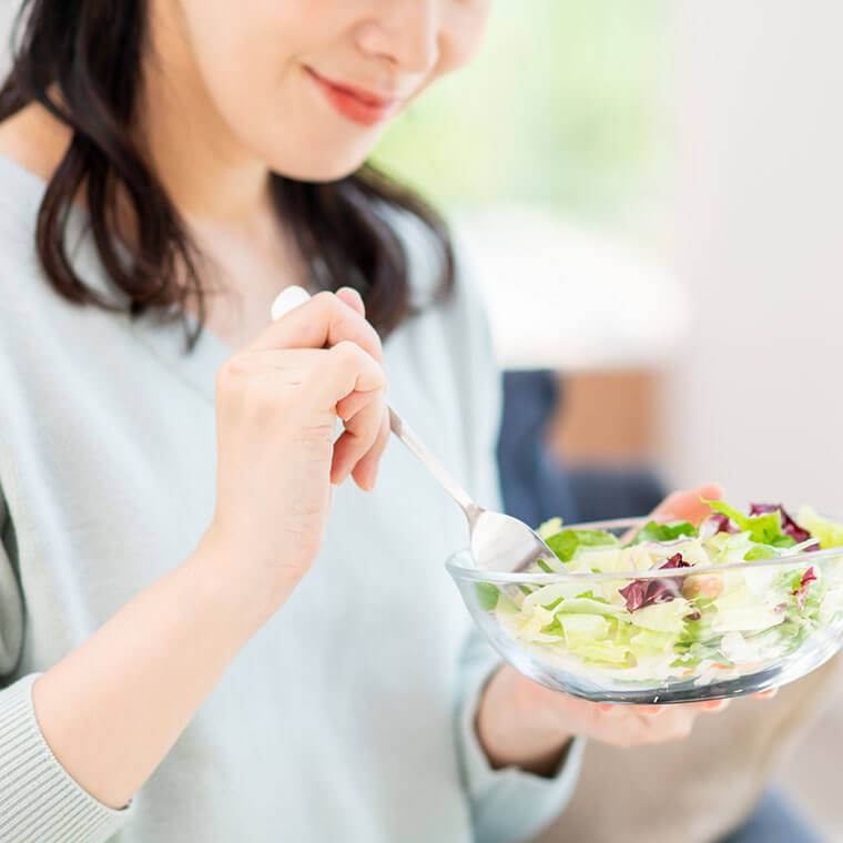 サラダを食べる女性