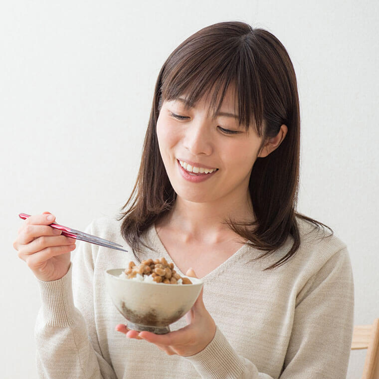 納豆を食べている女性