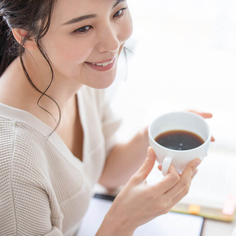 コーヒーを飲む女性