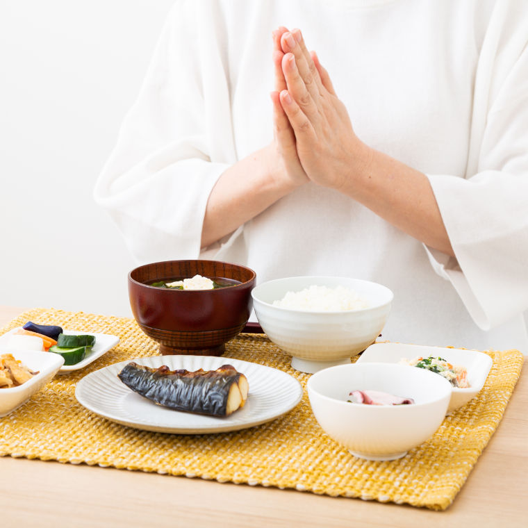 朝食を食べようとする女性