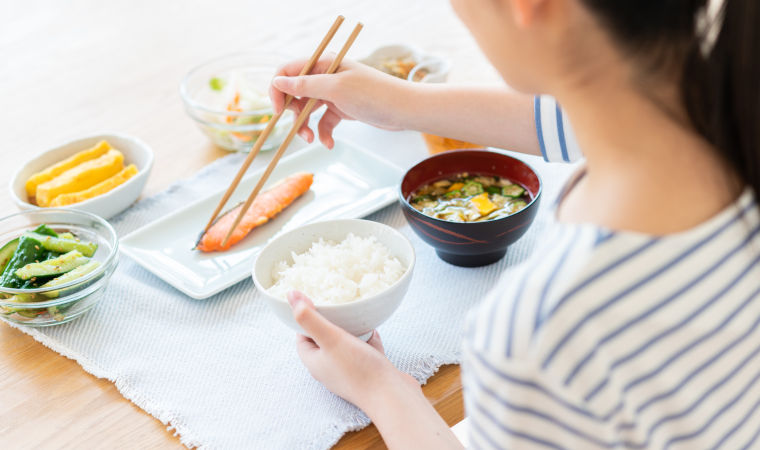 朝食をとる女性