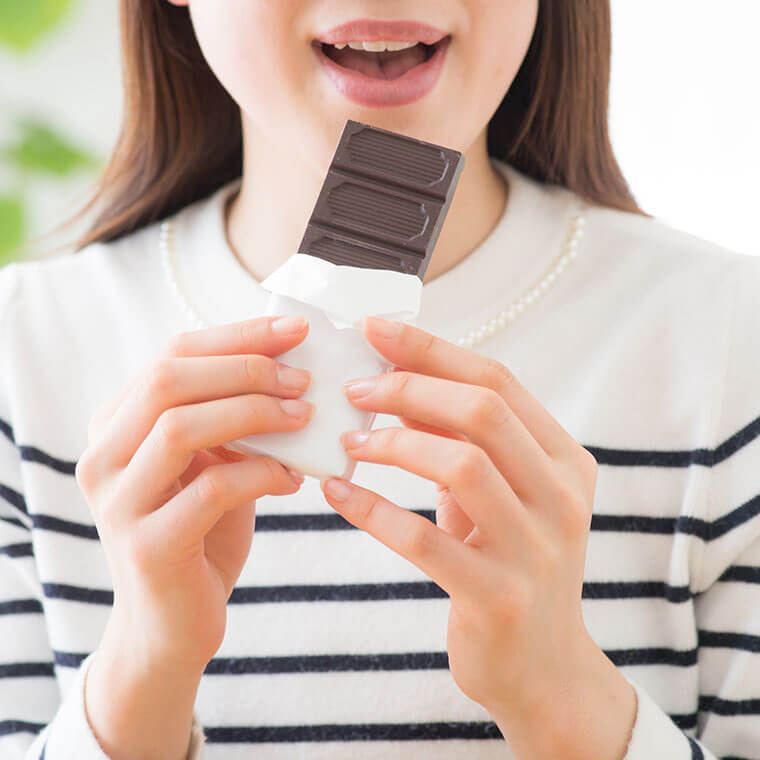 チョコレートを食べる女性