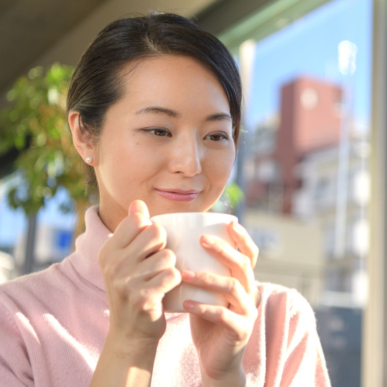 抹茶を飲む女性