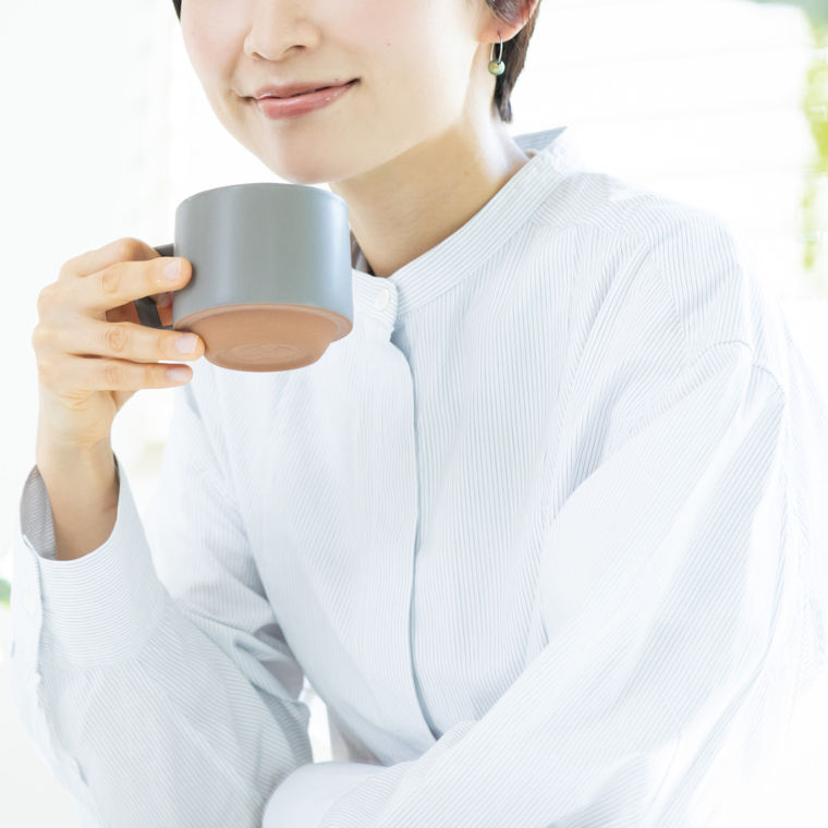 抹茶を飲む女性